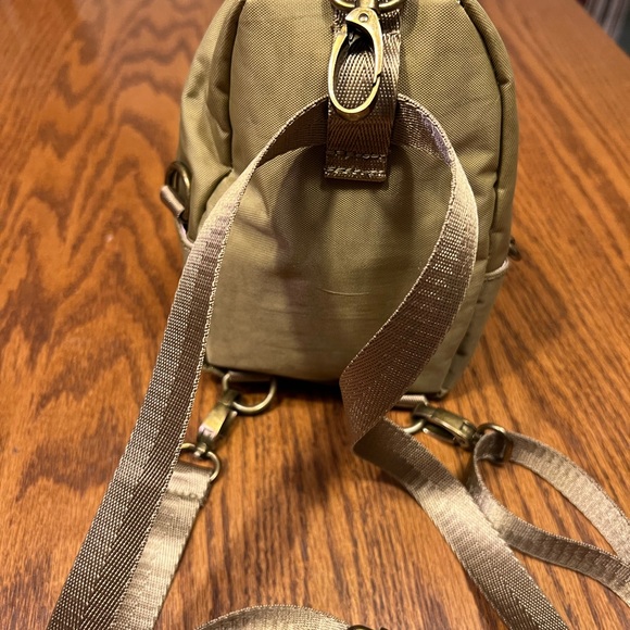 LIKE NEW Lola California Olive Green backpack/belt bag/crossbody/ sling bag. - Picture 5 of 13